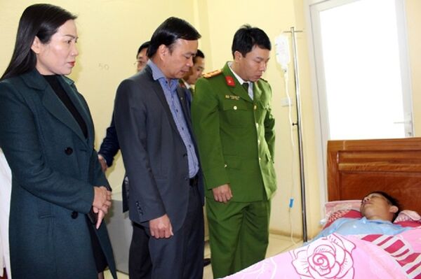 Lãnh đạo Công an tỉnh Sơn La và Thường trực Huyện ủy, HĐND, UBND huyện Mộc Châu thăm hỏi, động viên trung úy Kiều Xuân Mạnh - Sputnik Việt Nam