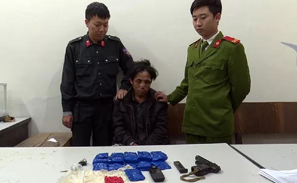 Vàng A Dơ cùng tang vật bị thu giữ.
