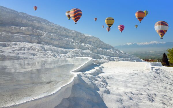 Bong bóng và suối nước nóng ở Pamukkale, Thổ Nhĩ Kỳ. Trong nhiều thế kỷ, nước chứa canxi cacbonat đã tạo thành thác tắm nhũ đá trắng. - Sputnik Việt Nam