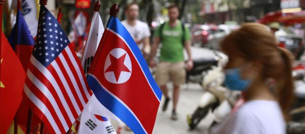 Cờ lưu niệm của Hoa Kỳ và Bắc Triều Tiên trong một cửa hàng lưu niệm ở Hà Nội, Việt Nam - Sputnik Việt Nam