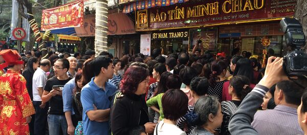 Dòng người đổ về cửa hàng vàng ngày một đông - Sputnik Việt Nam