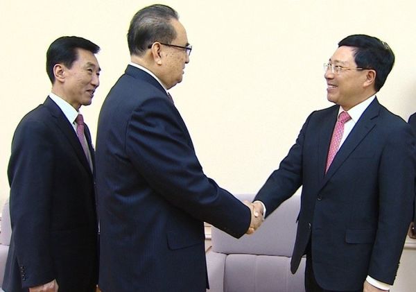 Phó thủ tướng, Bộ trưởng Bộ Ngoại giao Phạm Bình Minh (phải) bắt tay với Phó chủ tịch Ban chấp hành Trung ương Đảng Triều Tiên Ri Su Yong. - Sputnik Việt Nam