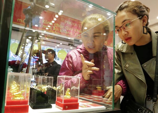 Khách mua, bán vàng cầu may tại Công ty kinh doanh vàng Phú Quý. - Sputnik Việt Nam