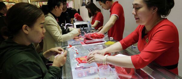 Khách hàng mua vàng tại Công ty kinh doanh vàng Doji. - Sputnik Việt Nam