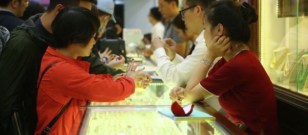 Khách đến mua vàng tại Công ty kinh doanh vàng Phú Tài. - Sputnik Việt Nam