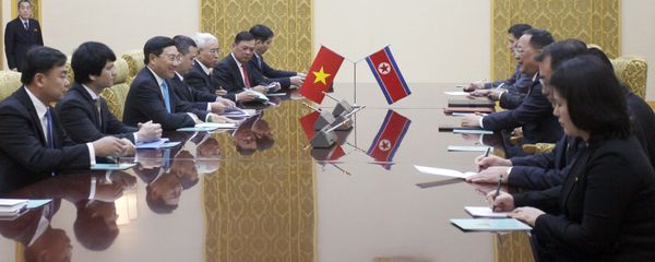 Phó Thủ tướng, Bộ trưởng Ngoại giao Việt Nam Phạm Bình Minh và Bộ trưởng Ngoại giao Triều Tiên Ri Yong-ho trong cuộc gặp tại Bình Nhưỡng - Sputnik Việt Nam