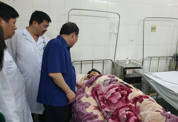 Đại diện lãnh đạo tỉnh Lào Cai thăm hỏi nạn nhân sau vụ tai nạn. Đại diện lãnh đạo tỉnh Lào Cai thăm hỏi nạn nhân sau vụ tai nạn. - Sputnik Việt Nam