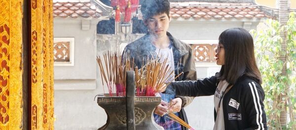 Thanh niên Hà Nội đến chùa Hà trong Ngày lễ tình nhân - Sputnik Việt Nam