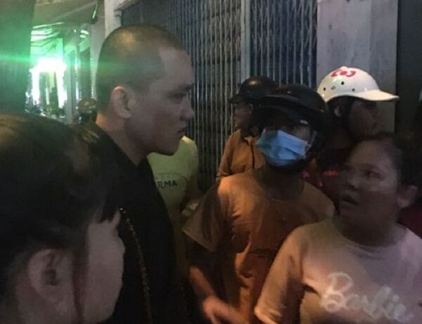 Nhà sư điều khiển xe ô tô bước xuống hỏi thăm các nạn nhân của vụ tai nạn - Sputnik Việt Nam