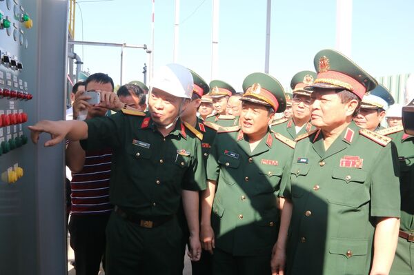 Bộ trưởng Bộ Quốc phòng Ngô Xuân Lịch kiểm tra tại khu vực xử lý đất đá nhiễm dioxin tại sân bay Biên Hòa.  - Sputnik Việt Nam