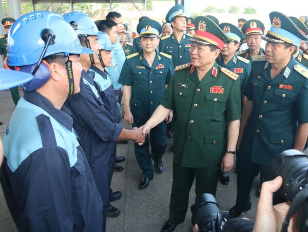Bộ trưởng Bộ Quốc phòng Ngô Xuân Lịch thăm hỏi các phi công tại sân bay Biên Hòa.  - Sputnik Việt Nam