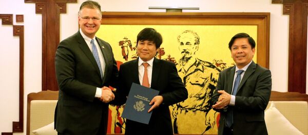 Đại sứ Hoa Kỳ Daniel J. Kritenbrink (bên trái) trao Chứng nhận đạt năng lực giám sát an toàn hàng không mức 1 (CAT 1) của Cục Hàng không liên bang Hoa Kỳ cho Cục trưởng Cục Hàng không Việt Nam Đinh Việt Thắng (giữa) với sự chứng kiến của Bộ trưởng Bộ GTVT Nguyễn Văn Thể. - Sputnik Việt Nam