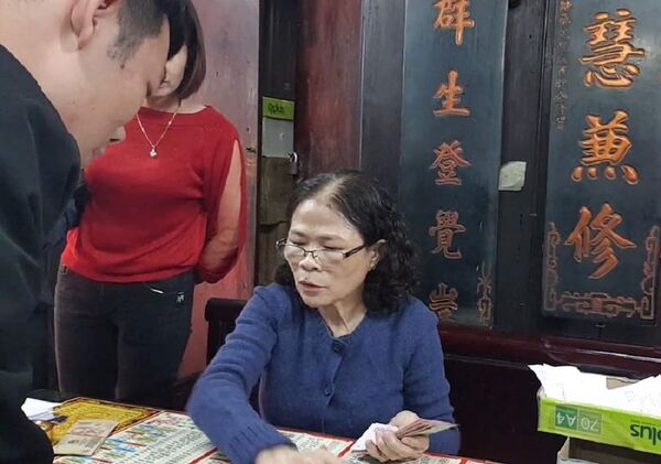 Người đàn ông bị từ chối giải hạn vì thiếu 5 chục. Người đàn ông bị từ chối giải hạn vì thiếu 5 chục. - Sputnik Việt Nam