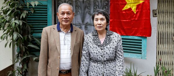 Ông Phạm Ngọc Cảnh với bà Ri Yong-hui - Sputnik Việt Nam