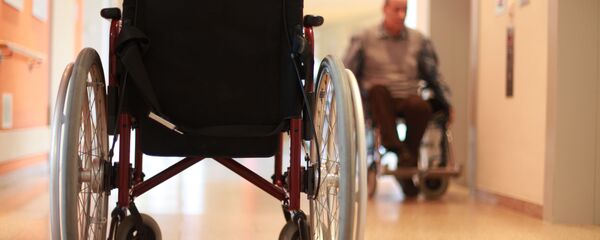 Cô gái hai mươi tuổi bị tàn tật vì xỏ khuyên mũi - Sputnik Việt Nam