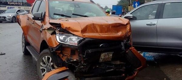 Vụ tai nạn khiến 2 xe bán tải bị hư hỏng nặng - Sputnik Việt Nam