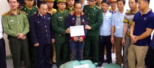 Đối tượng VangChueyang Briachear và tang vật lbị lực lượng chức năng bắt giữ. - Sputnik Việt Nam