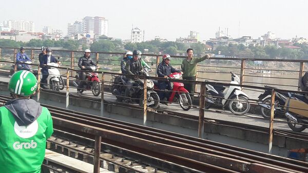 Nhiều người tò mò dừng lại xem vớt bom ở Sông Hồng trên cầu Long Biên - Sputnik Việt Nam