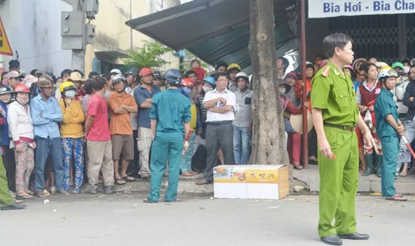 Cảnh báo chiếc hộp nghi có mìn mà đám đông vẫn vây kín. Cảnh báo chiếc hộp nghi có mìn mà đám đông vẫn vây kín. - Sputnik Việt Nam