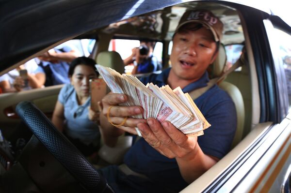 Các tài xế tiếp tục sử dụng tiền lẻ mệnh giá thấp như 200, 500 đồng để trả phí qua trạm BOT Biên Hòa (xã Trung Hoà, huyện Trảng Bom, Đồng Nai) để tiếp tục phản đối việc trạm này đặt sai vị trí và thu mức phí quá cao Các tài xế tiếp tục sử dụng tiền lẻ mệnh giá thấp như 200, 500 đồng để trả phí qua trạm BOT Biên Hòa (xã Trung Hoà, huyện Trảng Bom, Đồng Nai) để tiếp tục phản đối việc trạm này đặt sai vị trí và thu mức phí quá cao - Sputnik Việt Nam