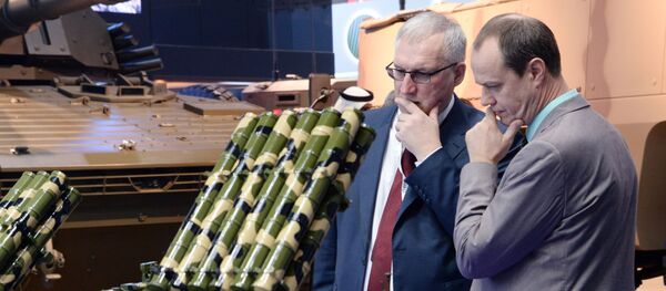 Khách tham quan xem hình ảnh của các thiết bị quân sự của công ty Almaz-Antey tại Triển lãm vũ khí quốc tế IDEX-2019 ở Abu Dhabi - Sputnik Việt Nam