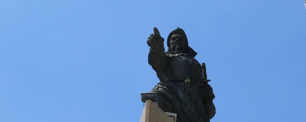 Dời lư hương dưới chân tượng Trần Hưng Đạo: 'Đưa việc thờ phụng về đúng vị trí' - Sputnik Việt Nam