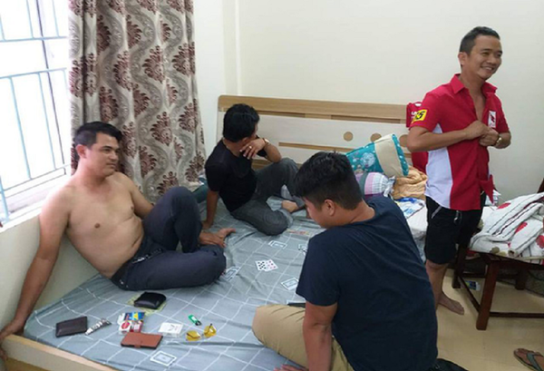 Những người bị phát hiện đánh bạc vẫn cười nói khi công an ập tới. Những người bị phát hiện đánh bạc vẫn cười nói khi công an ập tới. - Sputnik Việt Nam