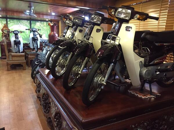 Hưng sắt dành hầu hết không gian trống trong nhà 7 tầng để trưng xe, xe được trang trọng trưng bày trên sập, ghế, bàn.. - Sputnik Việt Nam