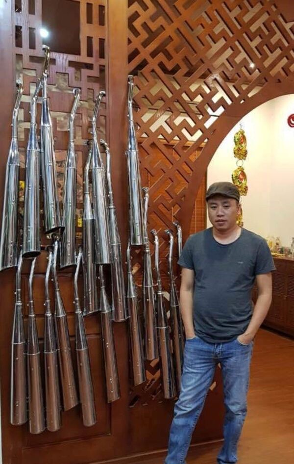 Anh Đỗ Quang Hưng (Hưng sắt) bên bộ sưu tập của mình - Sputnik Việt Nam