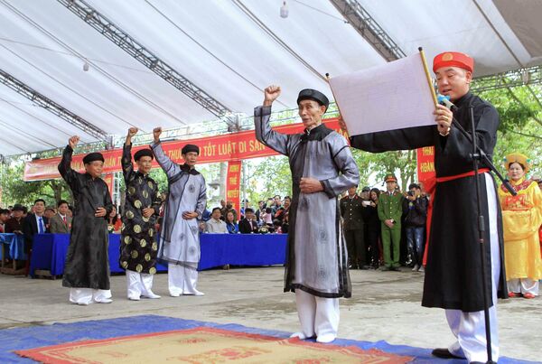 Chủ tế và các chức sắc thực hiện lời thề tại buổi lễ. - Sputnik Việt Nam