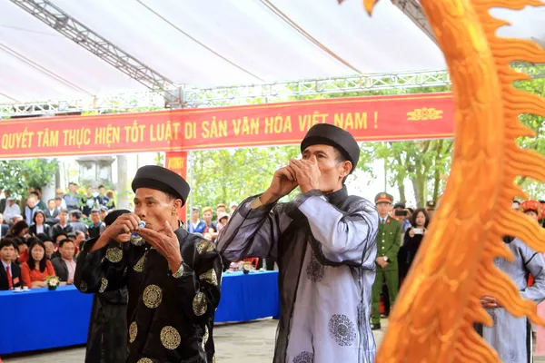 Các chức sắc trong làng uống rượu tiết kim kê để thực hiện lời thề. Các chức sắc trong làng uống rượu tiết kim kê để thực hiện lời thề. - Sputnik Việt Nam