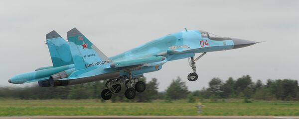 Tiên kích bom Su-34 trong cuộc tập trận kiểm tra khả năng sẵn sàng chiến đấu của các đơn vị Hàng không vũ trụ Nga, 2013 - Sputnik Việt Nam