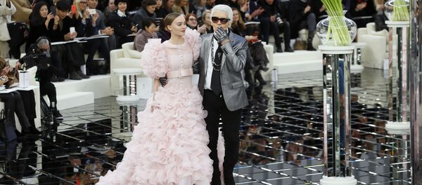 Lily-Rose Melody Depp và Karl Lagerfeld trước buổi trình diễn bộ sưu tập Chanel mới tại Paris, 2007 Lily-Rose Melody Depp và Karl Lagerfeld trước buổi trình diễn bộ sưu tập Chanel mới tại Paris, 2007 - Sputnik Việt Nam