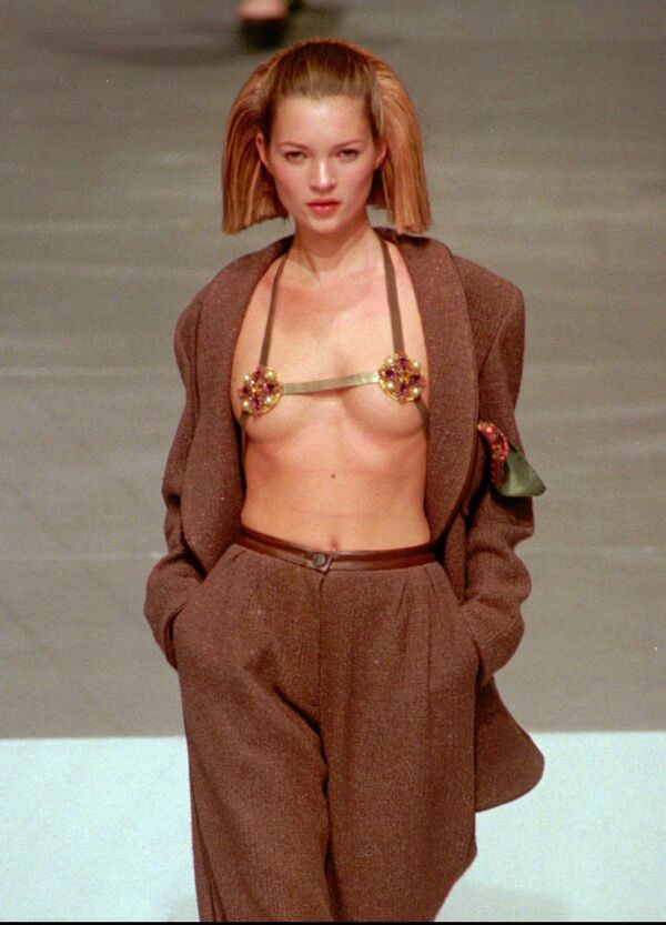 Top-model Anh Kate Moss tại triển lãm Chanel, 1997 - Sputnik Việt Nam