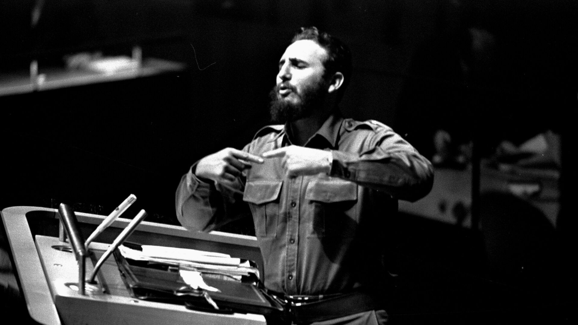 Ngày 26 tháng Chín năm 1960, lãnh tụ Cuba Fidel Castro đọc bài phát biểu: “Khi nào triết lý cướp bóc biến mất, khi đó cả triết lý chiến tranh cũng sẽ biến mất”. Bài phát biểu kéo dài 4 giờ 29 phút và trở thành diễn văn dài nhất ở phiên họp Đại Hội đồng Liên Hiệp Quốc. Trong lời phát biểu của mình, chủ tịch Fidel Castro giải thích ý nghĩa chân chính của cách mạng Cuba và cảnh báo người Mỹ không thực hiện những cuộc tấn công vào đất nước mới tự đứng được trên đôi chân của mình. Ngày 26 tháng Chín năm 1960, lãnh tụ Cuba Fidel Castro đọc bài phát biểu: “Khi nào triết lý cướp bóc biến mất, khi đó cả triết lý chiến tranh cũng sẽ biến mất”. Bài phát biểu kéo dài 4 giờ 29 phút và trở thành diễn văn dài nhất ở phiên họp Đại Hội đồng Liên Hiệp Quốc. Trong lời phát biểu của mình, chủ tịch Fidel Castro giải thích ý nghĩa chân chính của cách mạng Cuba và cảnh báo người Mỹ không thực hiện những cuộc tấn công vào đất nước mới tự đứng được trên đôi chân của mình. - Sputnik Việt Nam, 1920, 26.07.2025