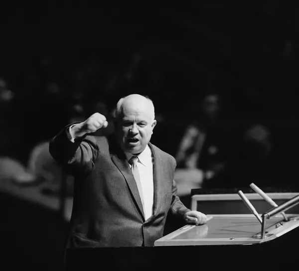 Ngày 12 tháng Mười năm 1960, lãnh đạo Liên xô lần đầu tiên đọc lời phát biểu tại Đại Hội đồng Liên Hiệp Quốc. Trong bài diễn văn của mình, Nikita Khrushyov bày tỏ sự ủng hộ với các nước châu Phi đã được giải phóng khỏi sự phụ thuộc thuộc địa. Ông cũng kêu gọi các nước tiến tới việc giải trừ quân bị hoàn toàn, để không còn có “những phương tiện tiến hành chiến tranh”. Sau đó giới truyền thông thông báo rằng trong khi đọc phát biểu, Bí thư thứ nhất Ban chấp hành Đảng Cộng sản Liên Xô đã đập giày lên bục diễn đàn. Những người chứng kiến nói rằng điều đó xảy ra trong hội trường khi đại diện Phillipines so sánh Liên Xô với trại tập trung. Ngày 12 tháng Mười năm 1960, lãnh đạo Liên xô lần đầu tiên đọc lời phát biểu tại Đại Hội đồng Liên Hiệp Quốc. Trong bài diễn văn của mình, Nikita Khrushyov bày tỏ sự ủng hộ với các nước châu Phi đã được giải phóng khỏi sự phụ thuộc thuộc địa. Ông cũng kêu gọi các nước tiến tới việc giải trừ quân bị hoàn toàn, để không còn có “những phương tiện tiến hành chiến tranh”. Sau đó giới truyền thông thông báo rằng trong khi đọc phát biểu, Bí thư thứ nhất Ban chấp hành Đảng Cộng sản Liên Xô đã đập giày lên bục diễn đàn. Những người chứng kiến nói rằng điều đó xảy ra trong hội trường khi đại diện Phillipines so sánh Liên Xô với trại tập trung. - Sputnik Việt Nam