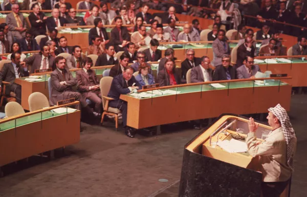 Ngày 13 tháng 11 năm 1974, thủ lĩnh Palestine Yasser Arafat lần đầu tiên được mời đến Đại Hội đồng Liên Hiệp Quốc theo yêu cầu của Phong trào Không liên kết. Trong bài phát biểu của mình, ông gọi chủ nghĩa phục quốc zionism là một hình thức phân biệt chủng tộc. Một năm sau, Đại Hội đồng Liên Hiệp Quốc ra nghị quyết “Xóa bỏ mọi hình thức phân biệt chủng tộc”, rằng zionism là hình thức của nạn kỳ thị và phân biệt chủng tộc. Ngày 13 tháng 11 năm 1974, thủ lĩnh Palestine Yasser Arafat lần đầu tiên được mời đến Đại Hội đồng Liên Hiệp Quốc theo yêu cầu của Phong trào Không liên kết. Trong bài phát biểu của mình, ông gọi chủ nghĩa phục quốc zionism là một hình thức phân biệt chủng tộc. Một năm sau, Đại Hội đồng Liên Hiệp Quốc ra nghị quyết “Xóa bỏ mọi hình thức phân biệt chủng tộc”, rằng zionism là hình thức của nạn kỳ thị và phân biệt chủng tộc. - Sputnik Việt Nam