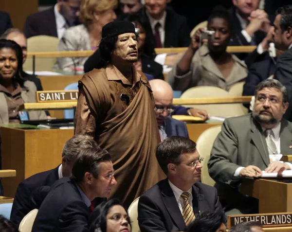 Ngày 23 tháng Chín năm 2009, thủ lĩnh cách mạng Libya Muammar Gaddafi đòi quyền phủ quyết thường xuyên cho tất cả các thành viên của Hội đồng Bảo an LHQ. Ông đồng thời tuyên bố rằng Libya không có nghĩa vụ tuân thủ các nghị quyết của LHQ và vứt Hiến chương của tổ chức. Muammar Gaddafi đã nói hơn hai tiếng trong khi thời gian cho phép chỉ 15 phút. Khoảng gần một tiếng sau, viên phiên dịch người Libya ngất xỉu. Thay thế ông là người đứng đầu ban Ả Rập của cơ quan dịch thuật LHQ. Ngày 23 tháng Chín năm 2009, thủ lĩnh cách mạng Libya Muammar Gaddafi đòi quyền phủ quyết thường xuyên cho tất cả các thành viên của Hội đồng Bảo an LHQ. Ông đồng thời tuyên bố rằng Libya không có nghĩa vụ tuân thủ các nghị quyết của LHQ và vứt Hiến chương của tổ chức. Muammar Gaddafi đã nói hơn hai tiếng trong khi thời gian cho phép chỉ 15 phút. Khoảng gần một tiếng sau, viên phiên dịch người Libya ngất xỉu. Thay thế ông là người đứng đầu ban Ả Rập của cơ quan dịch thuật LHQ. - Sputnik Việt Nam