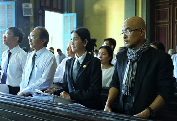 Ông Đặng Lê Nguyên Vũ (bìa phải) và các luật sư tại phiên xử sáng 20.2  - Sputnik Việt Nam