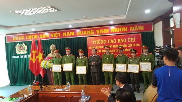 Chiều 18/2, lãnh đạo UBND tỉnh Điện Biên và Giám đốc Công an tỉnh Điện Biên đã trao bằng khen cho các tập thể, cá nhân có thành tích xuất sắc trong điều tra vụ án.  - Sputnik Việt Nam