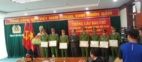 Chiều 18/2, lãnh đạo UBND tỉnh Điện Biên và Giám đốc Công an tỉnh Điện Biên đã trao bằng khen cho các tập thể, cá nhân có thành tích xuất sắc trong điều tra vụ án. - Sputnik Việt Nam
