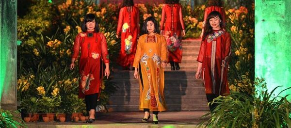 Áo dài họa tiết dân gian của NTK Vũ Việt Hà - Sputnik Việt Nam