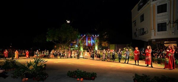 Nơi gặp gỡ của bản sác văn hóa - BST mới của NTK Quang Huy - Sputnik Việt Nam