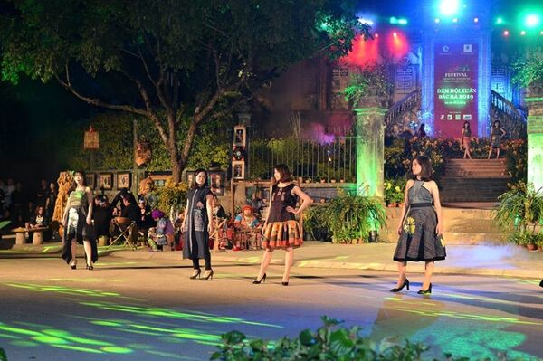 Nơi gặp gỡ của bản sác văn hóa - sự kết hợp giữa jean và thổ cẩm Mông của NTK Quang Huy - Sputnik Việt Nam