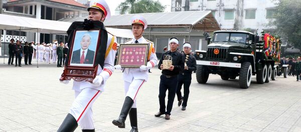 Linh xa đưa linh cữu đồng chí Nguyễn Phúc Thanh từ Nhà tang lễ Quốc gia về nơi an nghỉ cuối cùng. - Sputnik Việt Nam