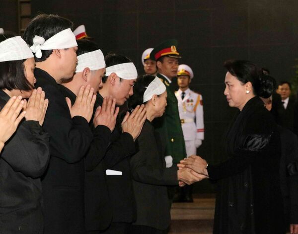 Chủ tịch Quốc hội Nguyễn Thị Kim Ngân chia buồn với gia quyến đồng chí Nguyễn Phúc Thanh.  - Sputnik Việt Nam