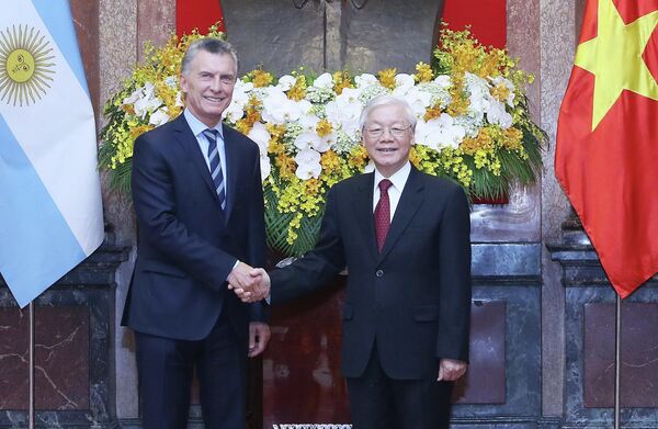 Chủ tịch nước Nguyễn Phú Trọng và Tổng thống Cộng hòa Argentina Mauricio Macri tại lễ đón. Chủ tịch nước Nguyễn Phú Trọng và Tổng thống Cộng hòa Argentina Mauricio Macri tại lễ đón. - Sputnik Việt Nam