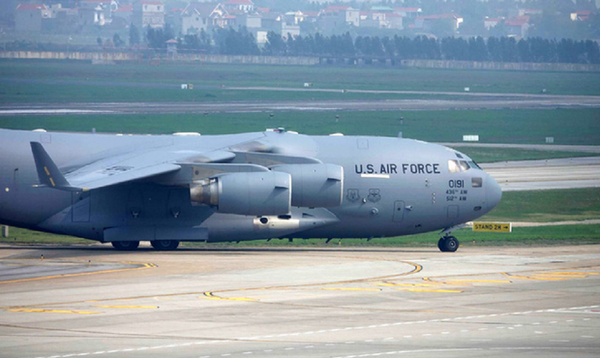 Ngựa thồ C-17 Mỹ đáp xuống sân bay Nội Bài, thả siêu trực thăng Marine One của TT Trump - Sputnik Việt Nam