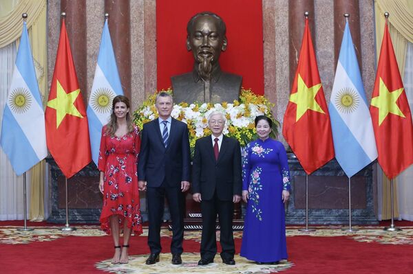 Chủ tịch nước Nguyễn Phú Trọng và Phu nhân với Tổng thống Argentina Mauricio Macri và Phu nhân tại lễ đón. Chủ tịch nước Nguyễn Phú Trọng và Phu nhân với Tổng thống Argentina Mauricio Macri và Phu nhân tại lễ đón. - Sputnik Việt Nam