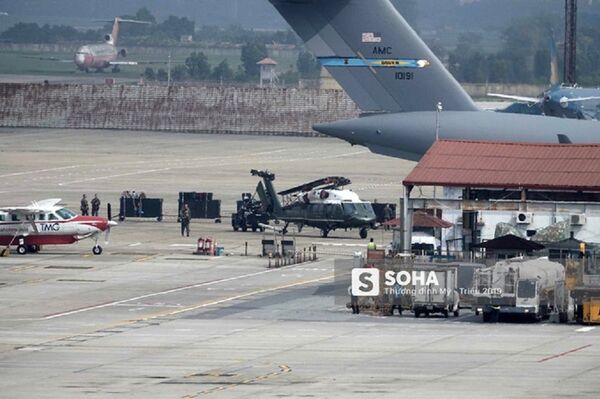Trong chuyến hạ cánh tại sân bay Nội Bài hôm nay, máy bay C-17 Mỹ đã vận chuyển siêu trực thăng Marine One tới Hà Nội để phục vụ hoạt động của tổng thống Donald Trump - Sputnik Việt Nam